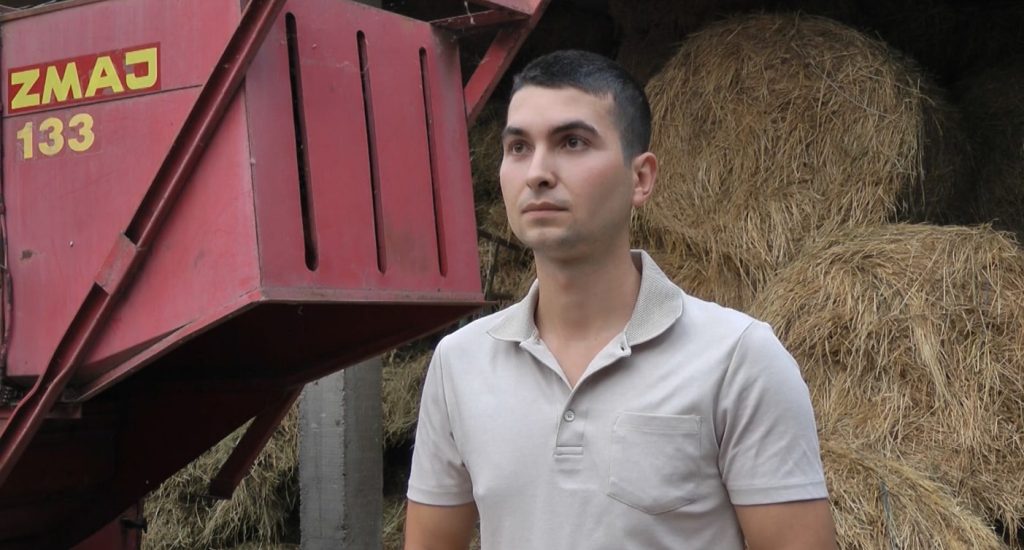 Procedura oko apliciranja za poljoprivredne subvencije nije komplikovana, a danas se lakše dolazi do informacija zahvaljujući savremenim tehnologijama i društvenim mrežama, objašnjava mladi poljoprivrednik i student veterine Vladimir Simić iz sela Kulić kod Smedereva. Vladimir nije uključen u rad lokalne samouprave, ali smatra da makar jedan stočar iz sela treba da bude prisutan u opštini kako bi u ime svih davao predloge i sugestije.