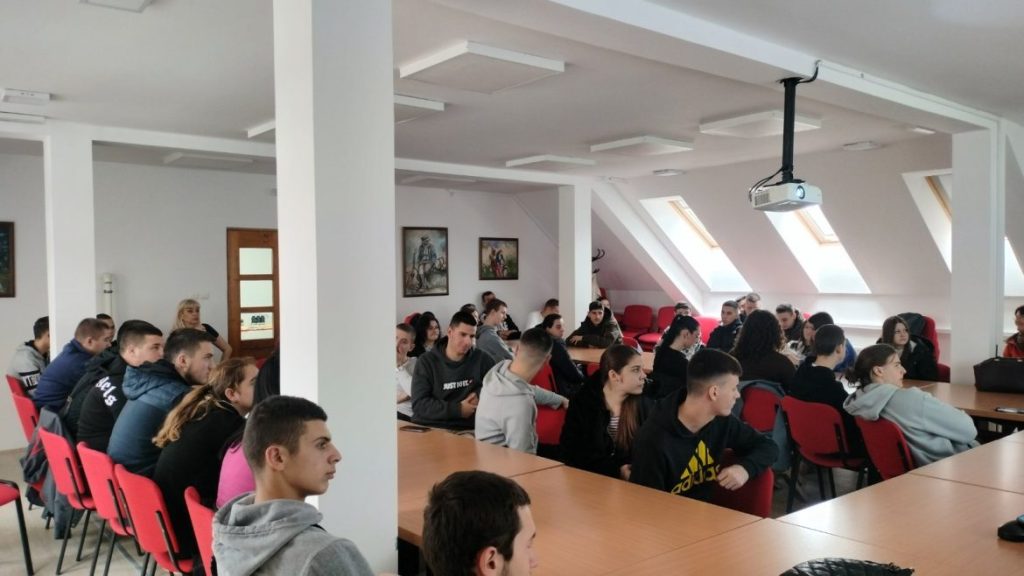 U okviru projekta “Osnaživanje mladih poljoprivrednika za korišćenje lokalnih podsticaja u poljoprivredi”, predstavnici udruženja Mladi poljoprivrednici Srbije održali su 9. marta edukativnu tribinu u Poljoprivrednoj školi sa domom učenika “Sonja Marinković” u Požarevcu.
